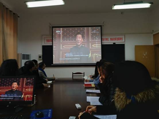 说明: I:\saving\2020年11月至2021年2月\关于组织学习\关于组织观看《为了和平》20201221\yl7703永利组织全体教职工观看纪录片《为了和平》\yl7703永利教工第一党支部《为了和平》观看学习开展情况\教工第一党支部组织观看照片集\支部集体观看 1.jpg